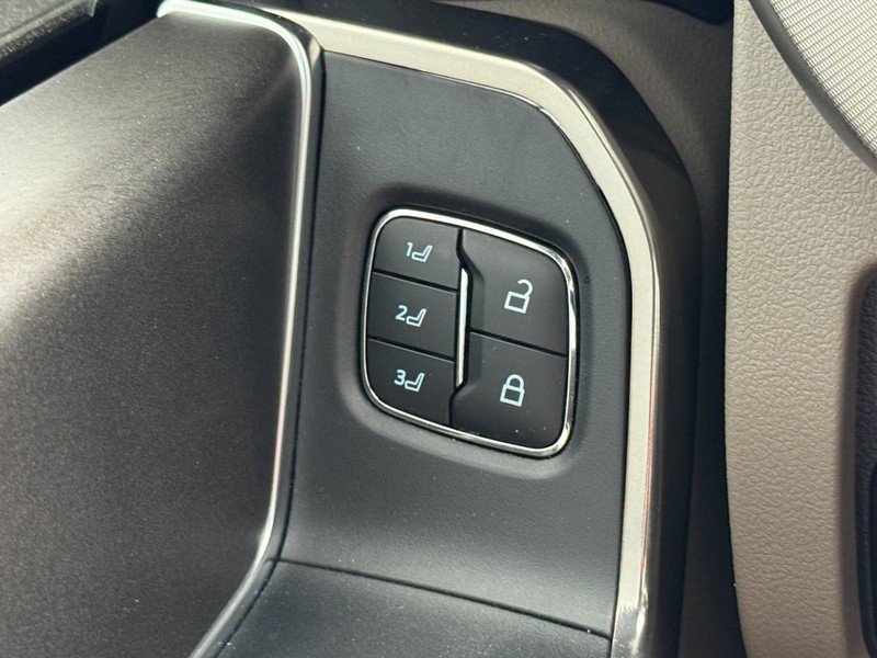 Ford Super Duty F-450 DRW Vehicle Full-screen Gallery Image 15