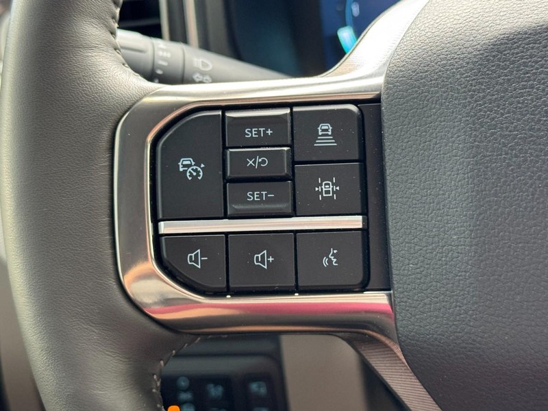 Ford Super Duty F-450 DRW Vehicle Full-screen Gallery Image 16
