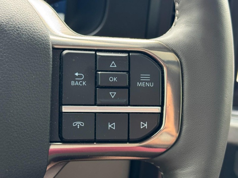Ford Super Duty F-450 DRW Vehicle Full-screen Gallery Image 17
