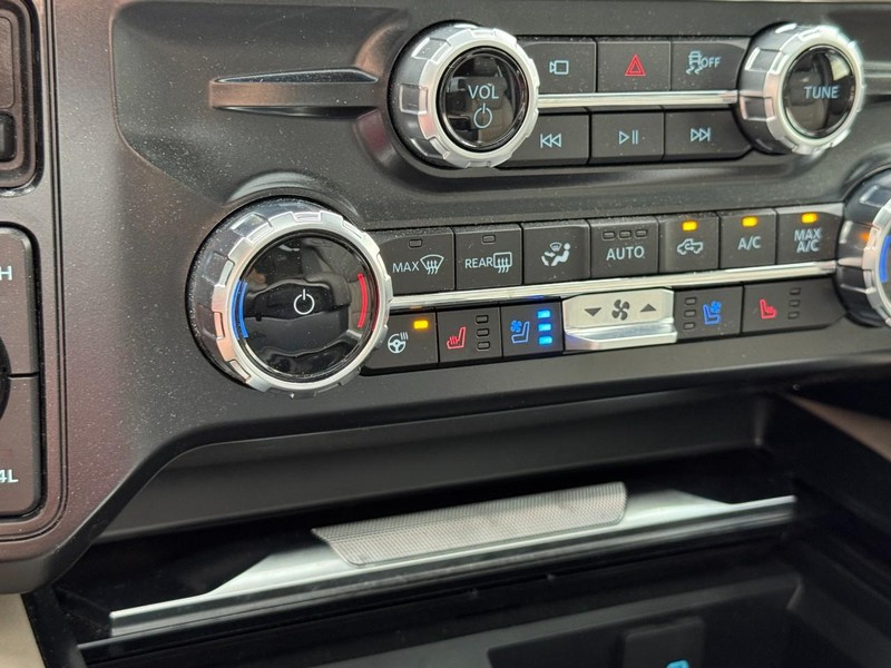 Ford Super Duty F-450 DRW Vehicle Full-screen Gallery Image 19