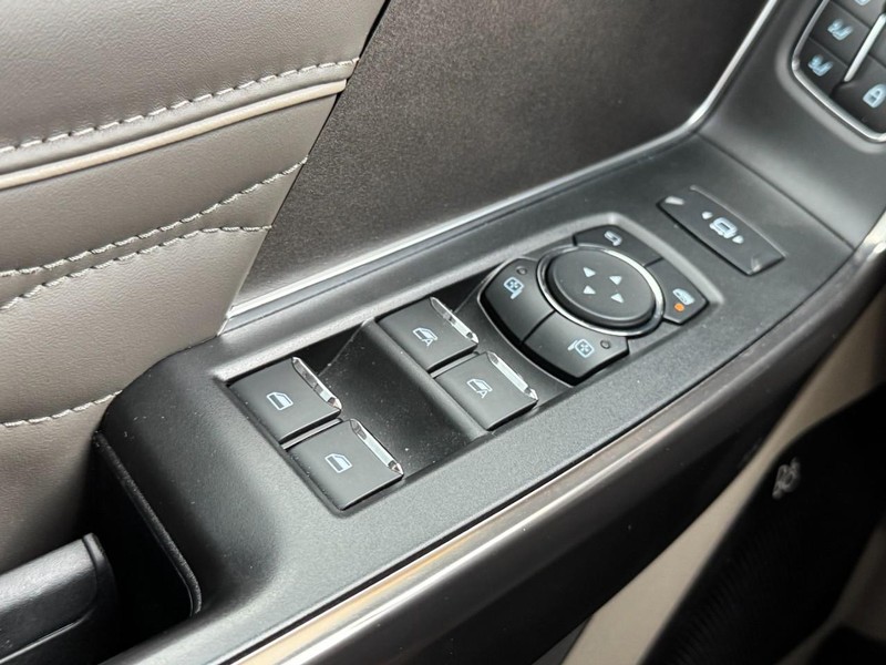 Ford Super Duty F-450 DRW Vehicle Full-screen Gallery Image 22
