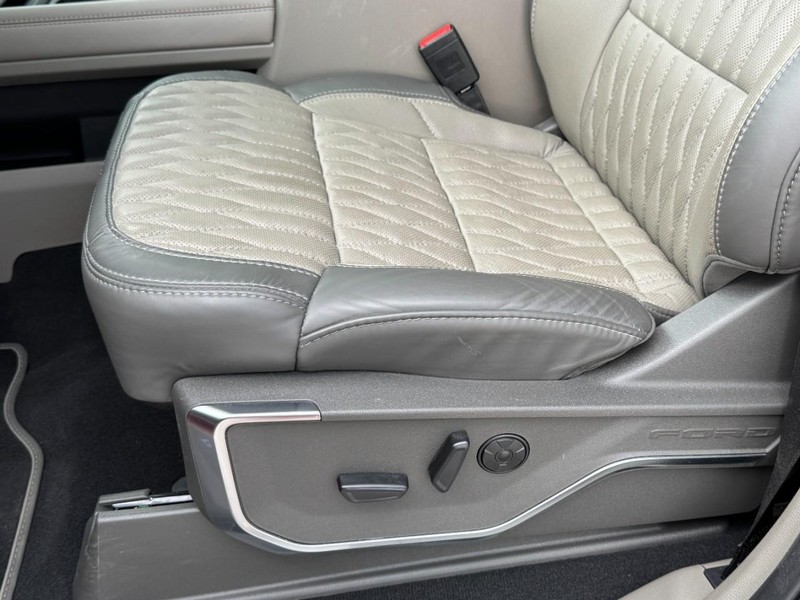 Ford Super Duty F-450 DRW Vehicle Full-screen Gallery Image 23