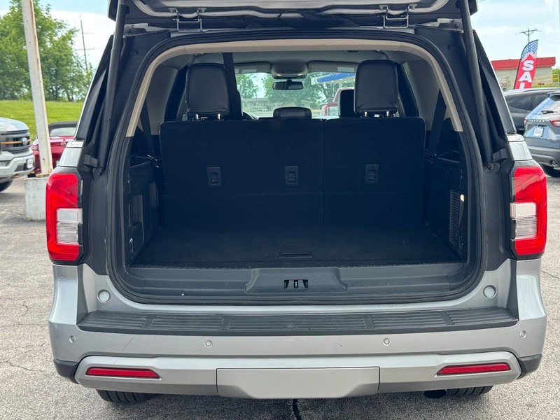 Ford Expedition Max Vehicle Full-screen Gallery Image 05