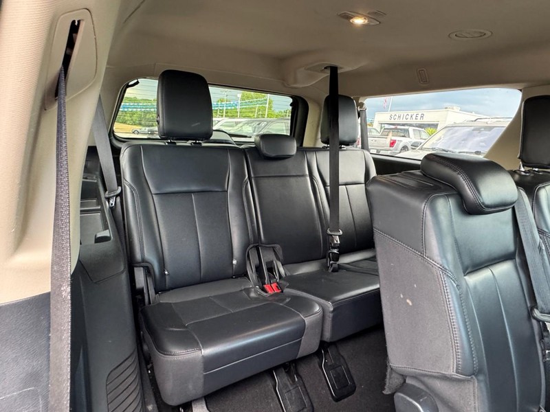 Ford Expedition Max Vehicle Full-screen Gallery Image 11
