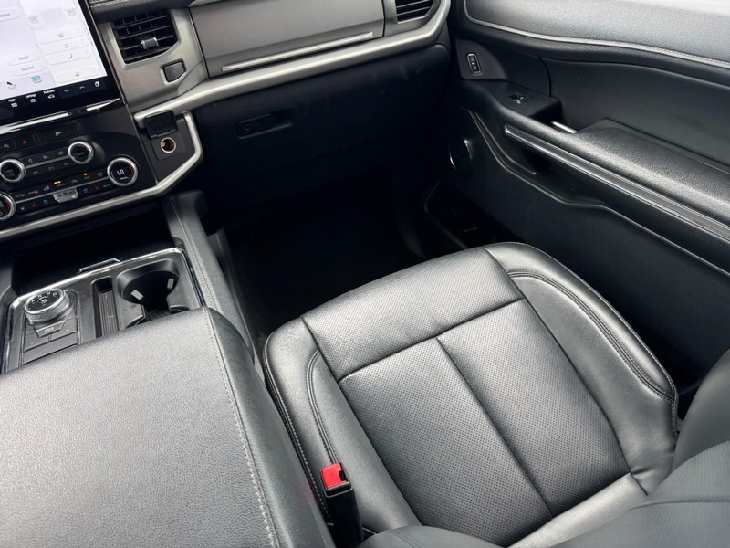 Ford Expedition Max Vehicle Full-screen Gallery Image 16