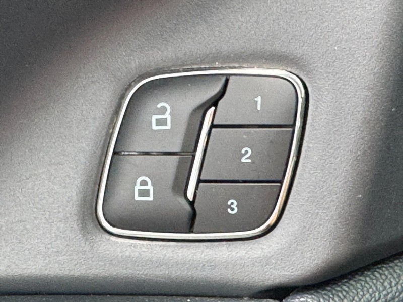 Ford Expedition Max Vehicle Full-screen Gallery Image 17