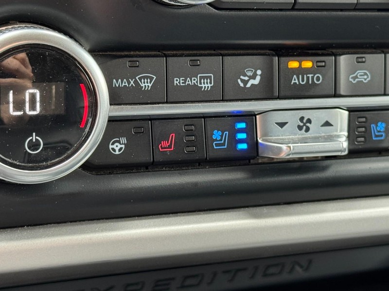Ford Expedition Max Vehicle Full-screen Gallery Image 21