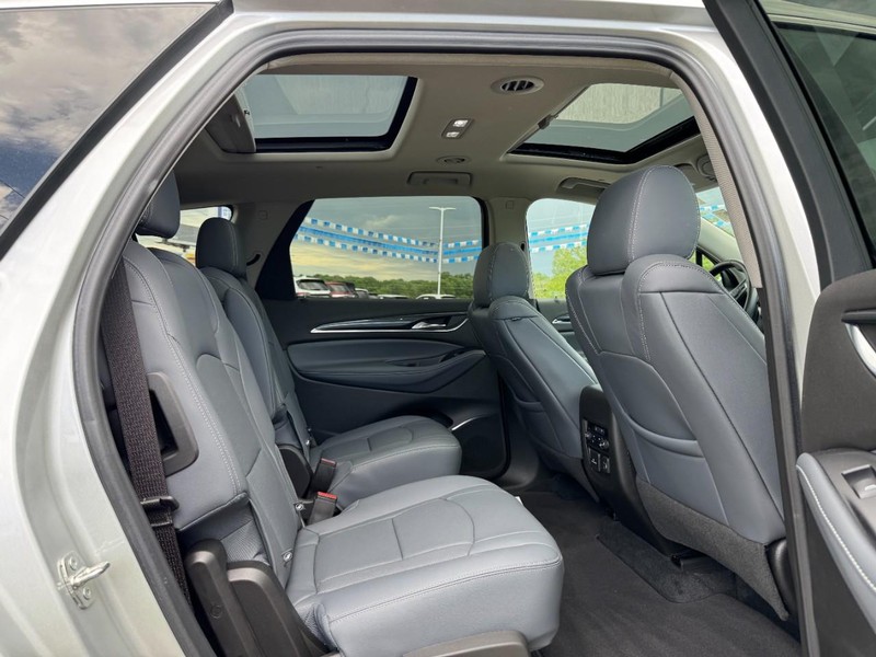 Buick Enclave Vehicle Full-screen Gallery Image 10