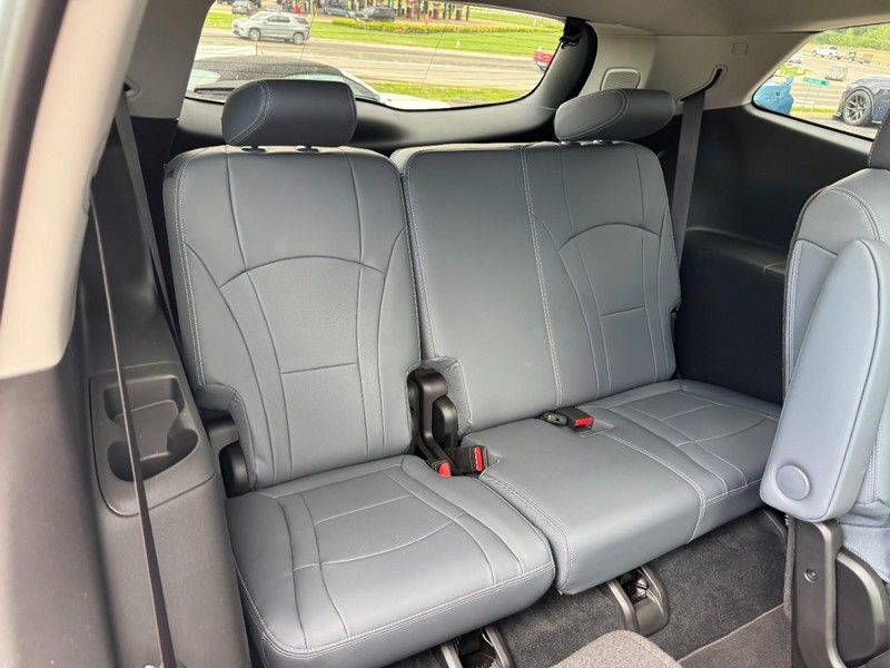 Buick Enclave Vehicle Full-screen Gallery Image 11