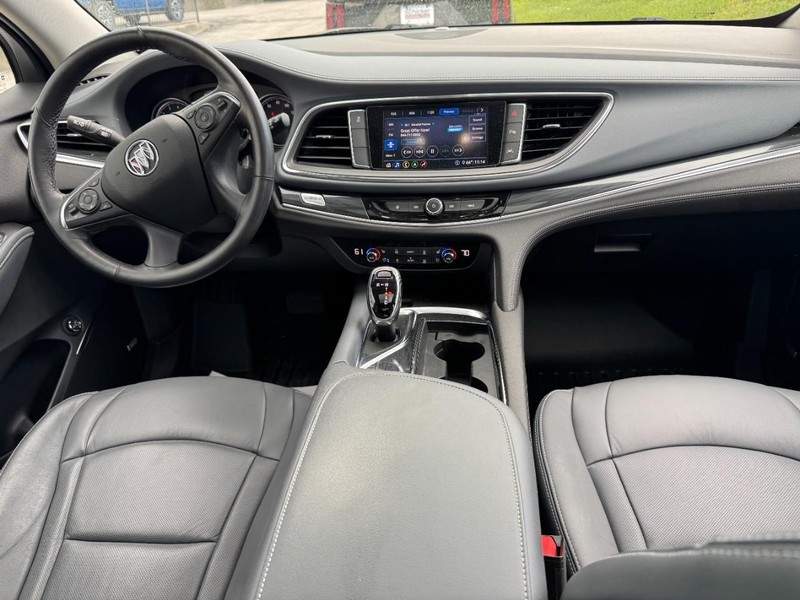 Buick Enclave Vehicle Full-screen Gallery Image 12