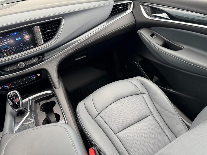 Buick Enclave Vehicle Full-screen Gallery Image 16