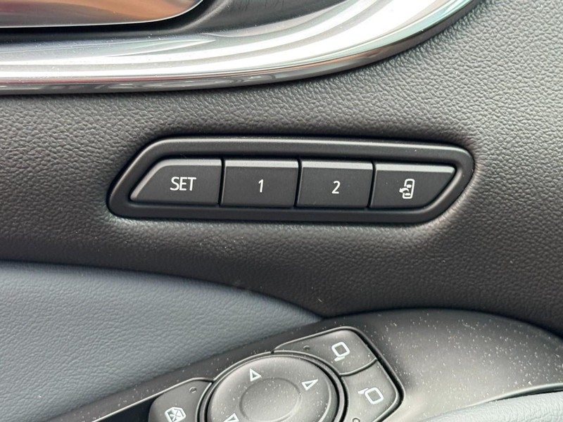 Buick Enclave Vehicle Full-screen Gallery Image 17