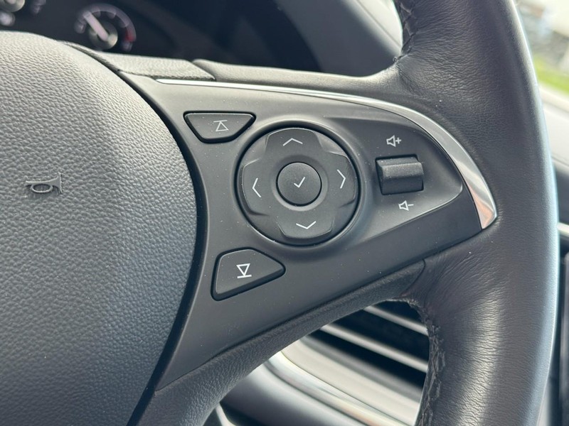 Buick Enclave Vehicle Full-screen Gallery Image 19