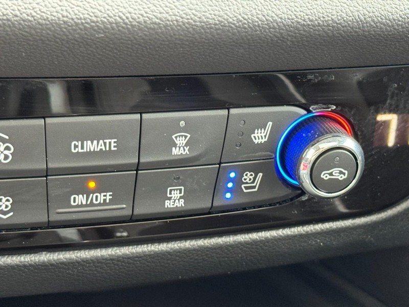 Buick Enclave Vehicle Full-screen Gallery Image 22