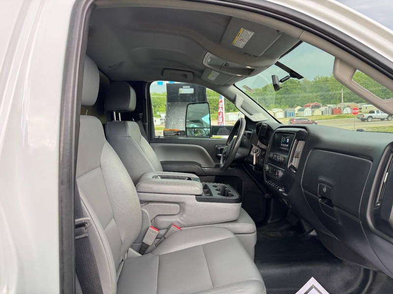 Chevrolet Silverado MD Vehicle Full-screen Gallery Image 11