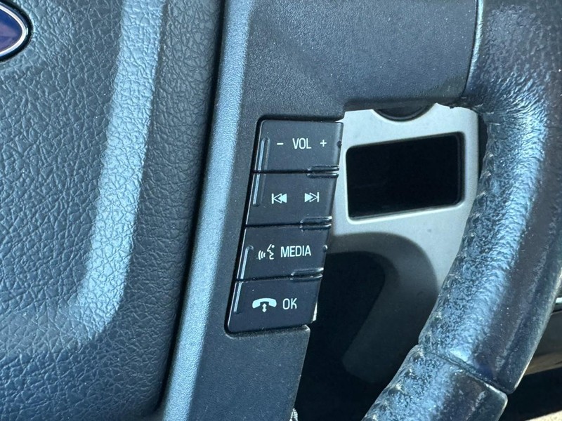 Ford F-150 Vehicle Full-screen Gallery Image 17
