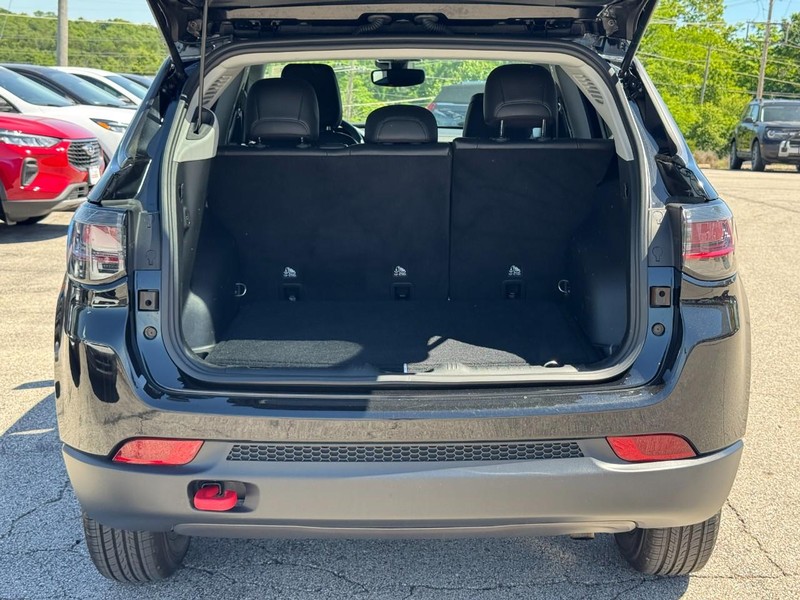 Jeep Compass Vehicle Full-screen Gallery Image 05