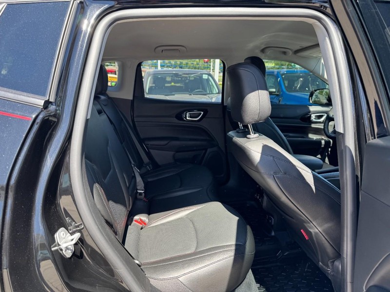 Jeep Compass Vehicle Full-screen Gallery Image 10