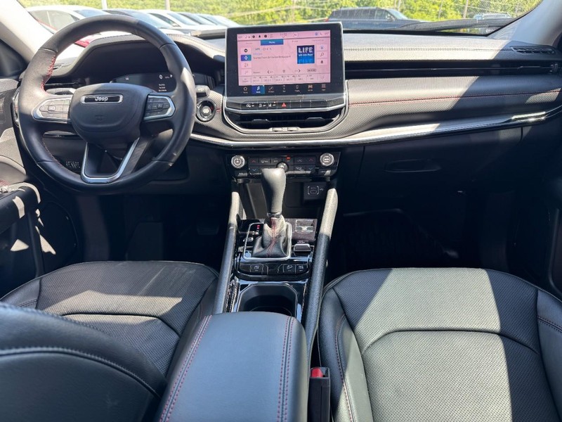 Jeep Compass Vehicle Full-screen Gallery Image 11