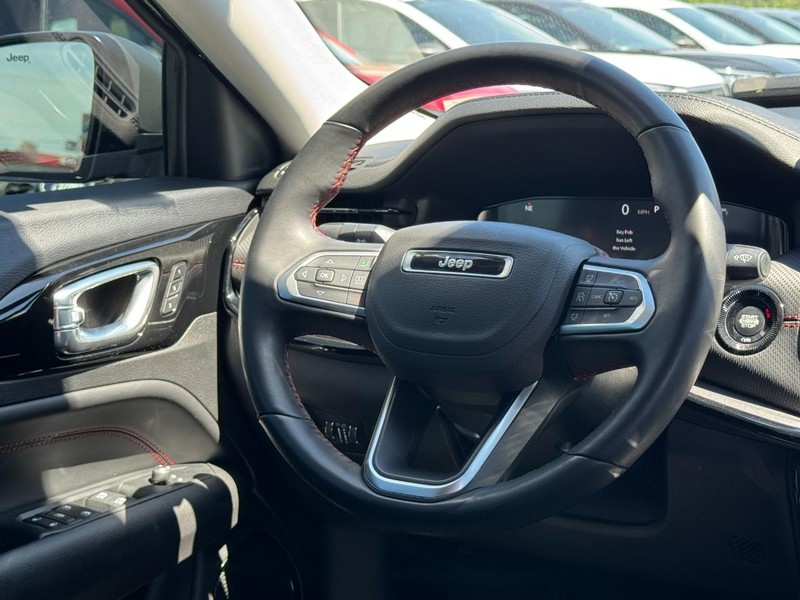 Jeep Compass Vehicle Full-screen Gallery Image 12