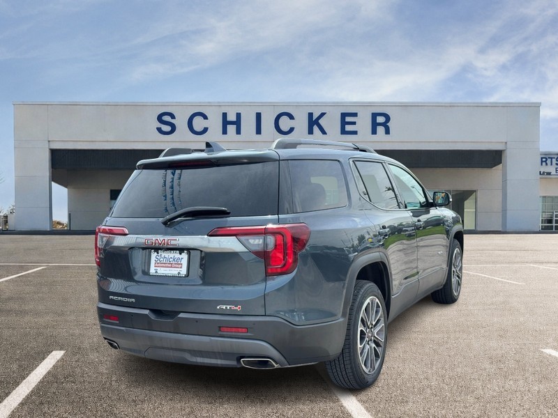 GMC Acadia Vehicle Full-screen Gallery Image 03