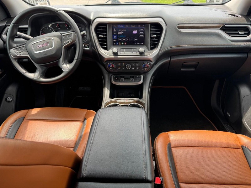 GMC Acadia Vehicle Full-screen Gallery Image 11
