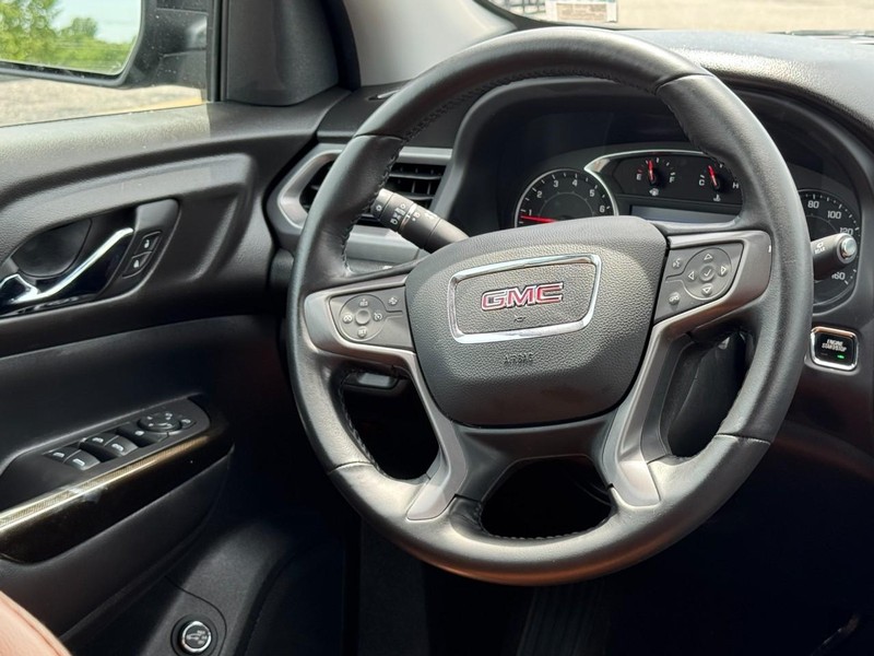 GMC Acadia Vehicle Full-screen Gallery Image 12