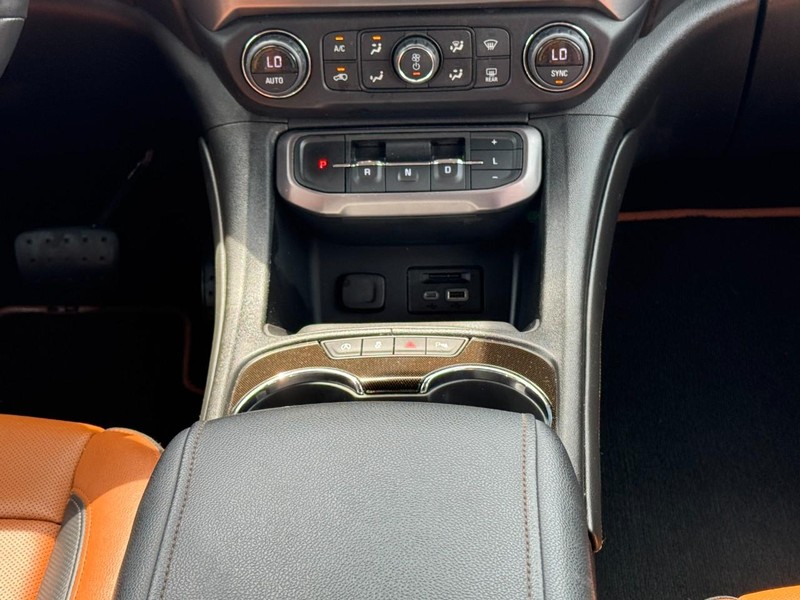 GMC Acadia Vehicle Full-screen Gallery Image 14