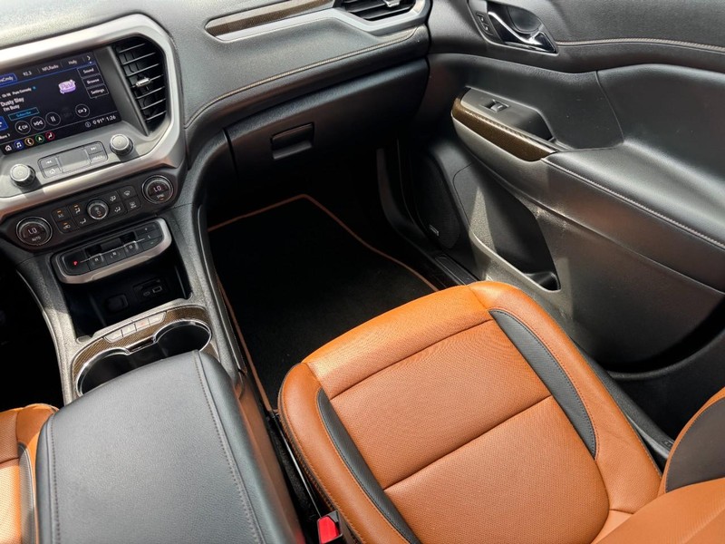 GMC Acadia Vehicle Full-screen Gallery Image 15