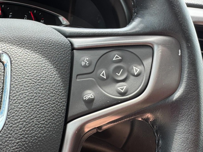 GMC Acadia Vehicle Full-screen Gallery Image 17