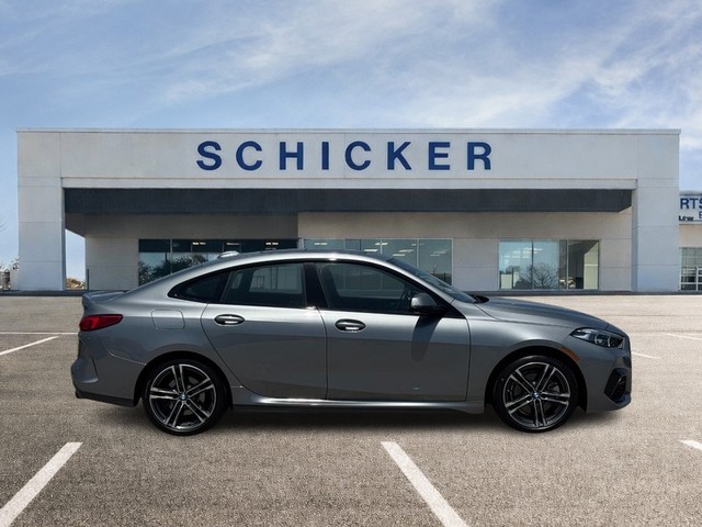 BMW 2 Series Vehicle Full-screen Gallery Image 02