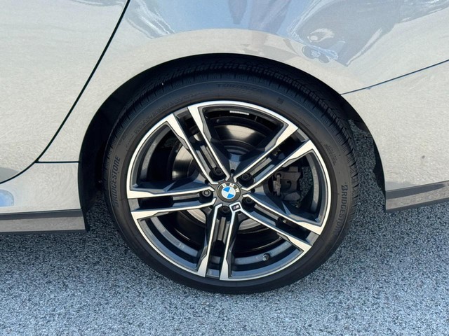 BMW 2 Series Vehicle Full-screen Gallery Image 07