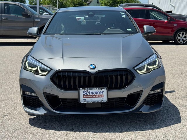 BMW 2 Series Vehicle Full-screen Gallery Image 09