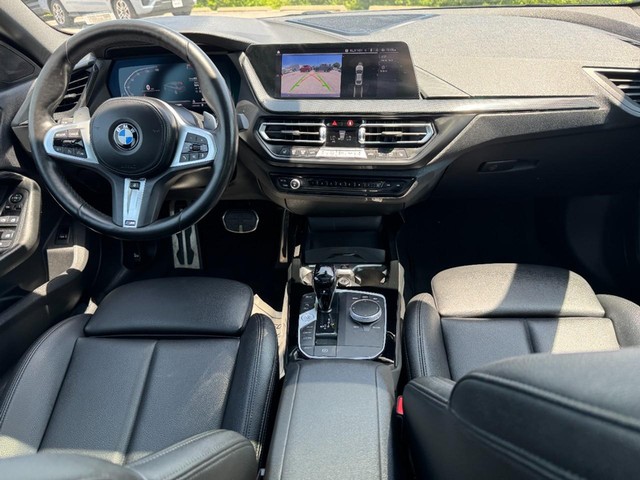 BMW 2 Series Vehicle Full-screen Gallery Image 11