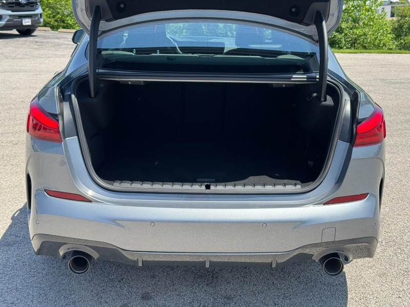 BMW 2 Series Vehicle Full-screen Gallery Image 05