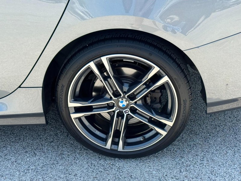 BMW 2 Series Vehicle Full-screen Gallery Image 07