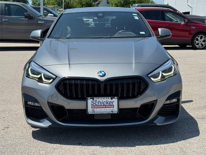 BMW 2 Series Vehicle Full-screen Gallery Image 09