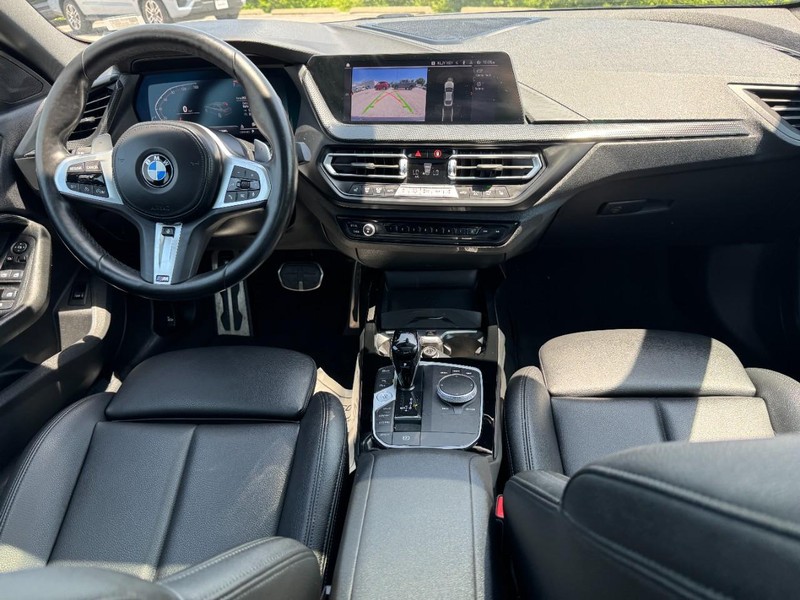 BMW 2 Series Vehicle Full-screen Gallery Image 11