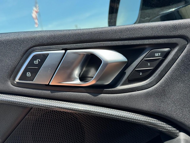 BMW 2 Series Vehicle Full-screen Gallery Image 16