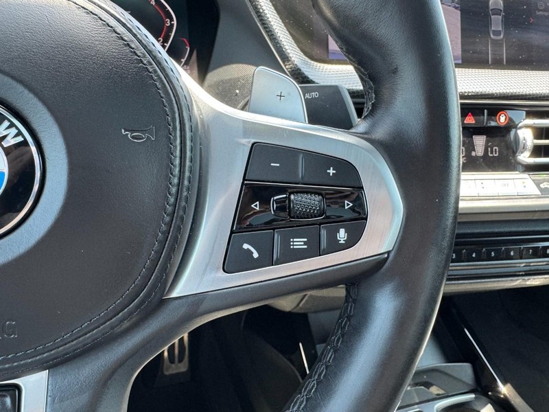 BMW 2 Series Vehicle Full-screen Gallery Image 18