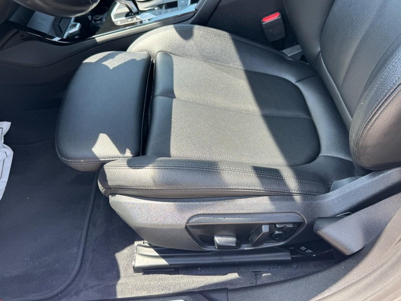 BMW 2 Series Vehicle Full-screen Gallery Image 24