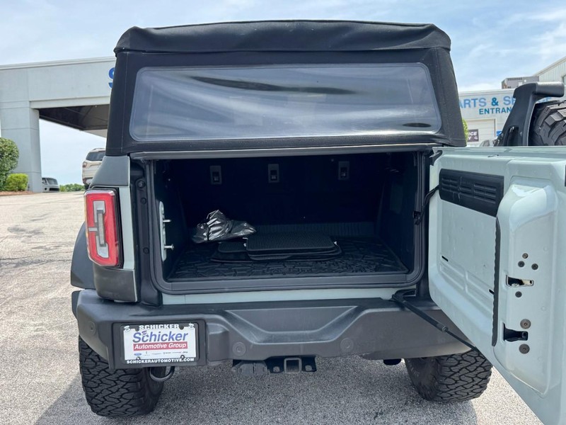 Ford Bronco Vehicle Full-screen Gallery Image 05