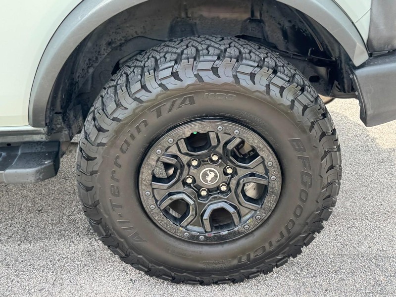 Ford Bronco Vehicle Full-screen Gallery Image 07