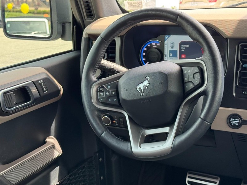 Ford Bronco Vehicle Full-screen Gallery Image 12