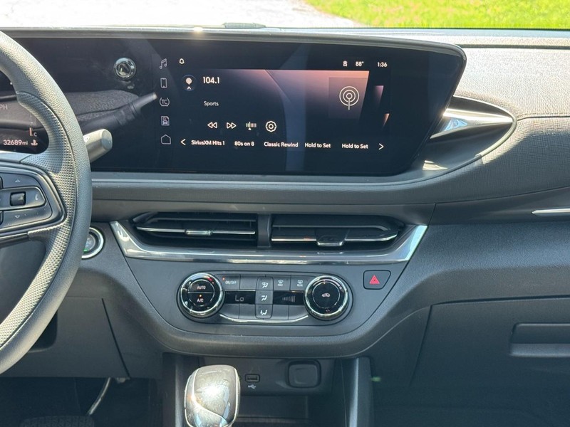 Buick Envista Vehicle Full-screen Gallery Image 13