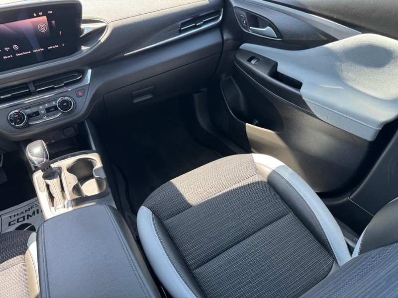 Buick Envista Vehicle Full-screen Gallery Image 15