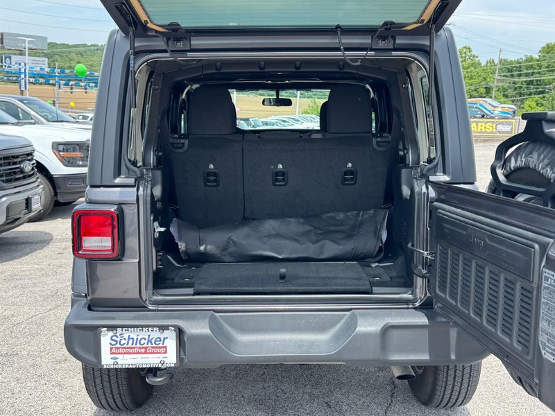 Jeep Wrangler Vehicle Full-screen Gallery Image 05