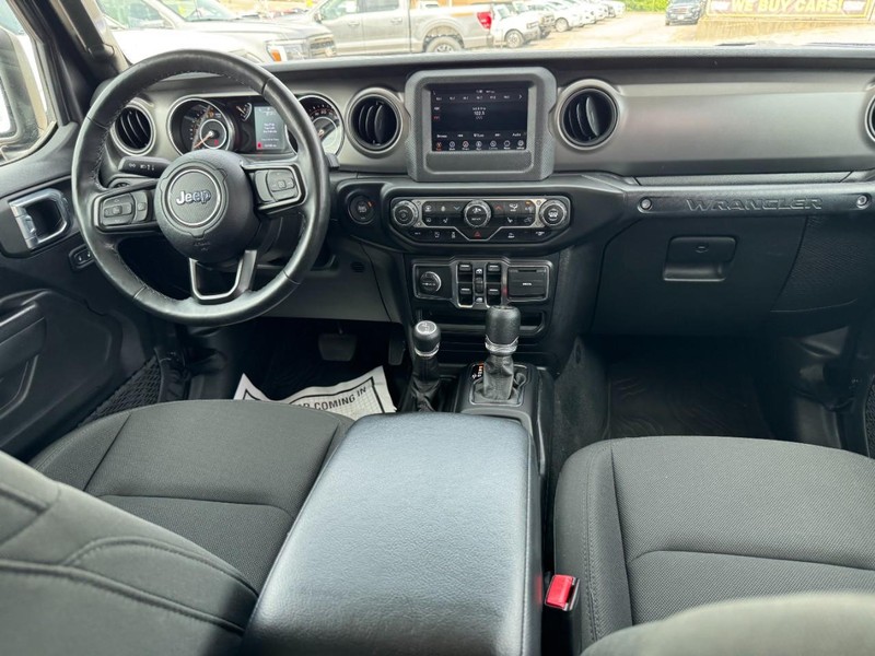 Jeep Wrangler Vehicle Full-screen Gallery Image 11