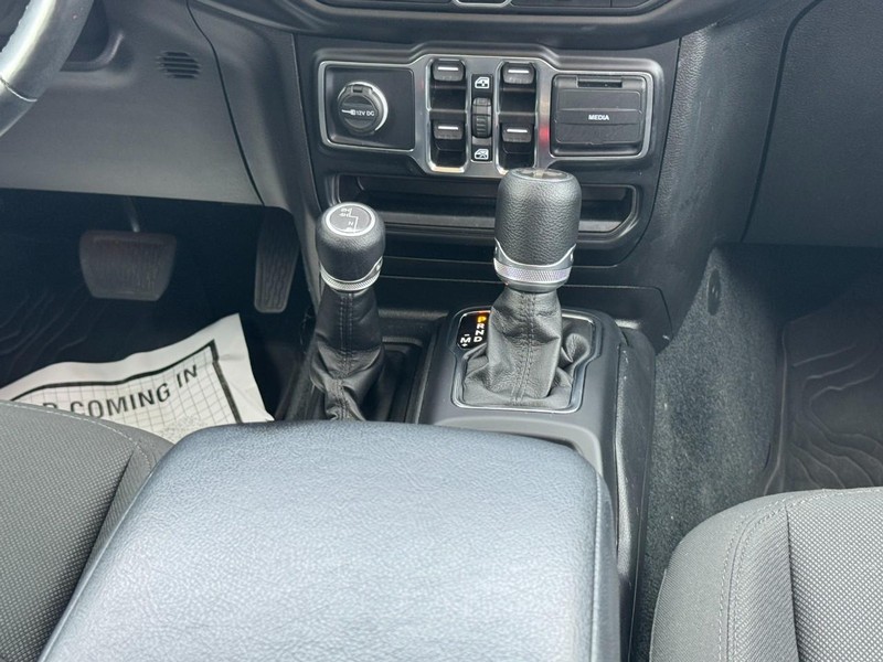Jeep Wrangler Vehicle Full-screen Gallery Image 14