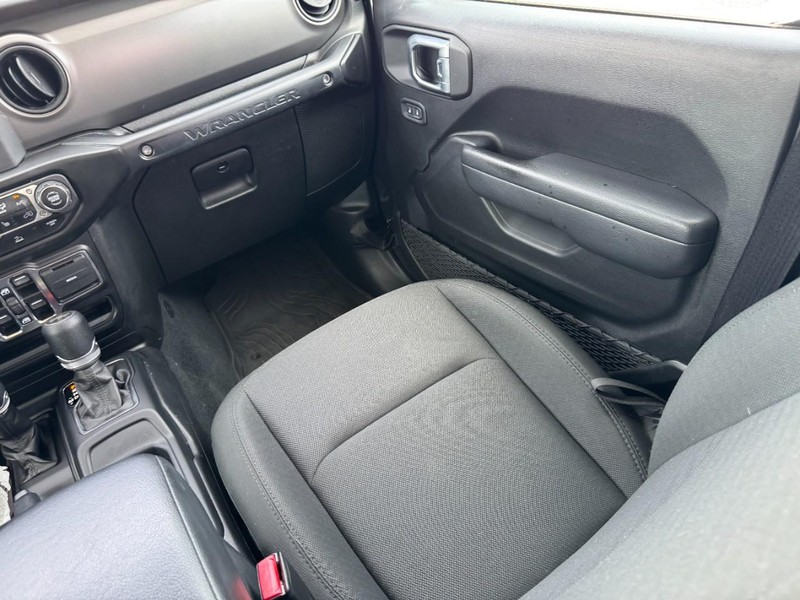 Jeep Wrangler Vehicle Full-screen Gallery Image 15